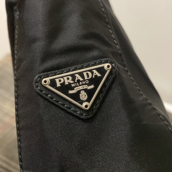 Prada shoulder bag - black and with metal handle -classy style - Picture 17 of 17